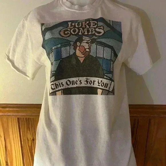 Luke Combs graphic concert tee, vibrant pattern, women’s M - Picture 2 of 3